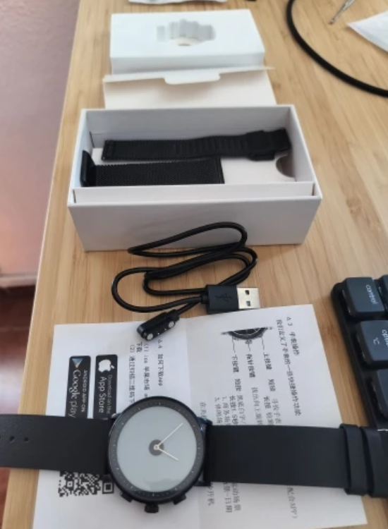 أول حركة كوارتز عالمية هجينة E - مراجعة Hybrid Smartwatch وسعره